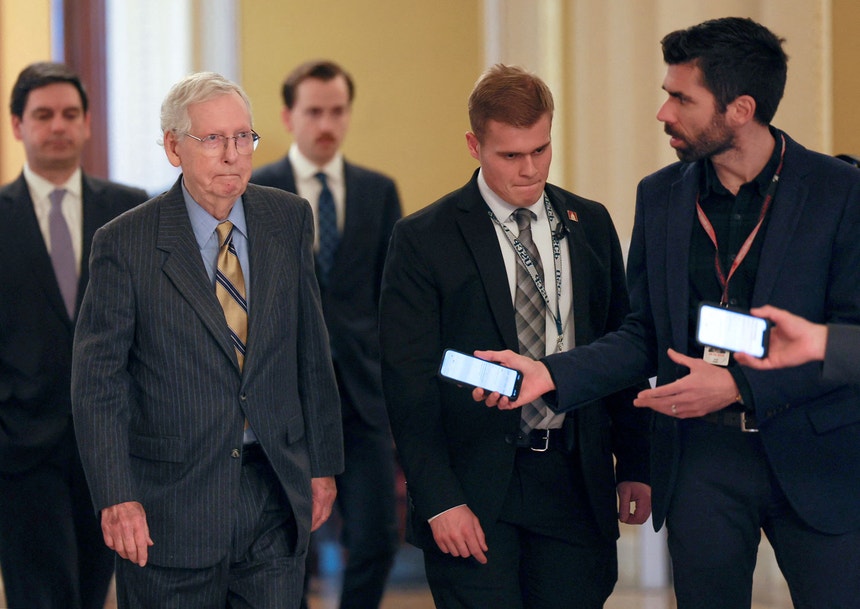 Líder da minoria republicana no Senado, Mitch McConnell, passa pelos repórteres no Capitólio em Washington DC, a 7 de fevereiro 2014
