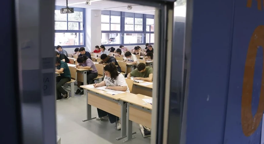 Imagem de Exames nacionais. EduQA reforça mecanismos de verificação e cria base de dados de materiais de apoio