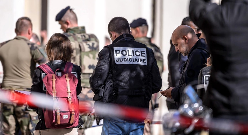 Soldados franceses garantem o perímetro de segurança em torno do local onde um carro atropelou em Levallois-Perret, arredores de Paris, um grupo de militares da Operação Sentinelle
