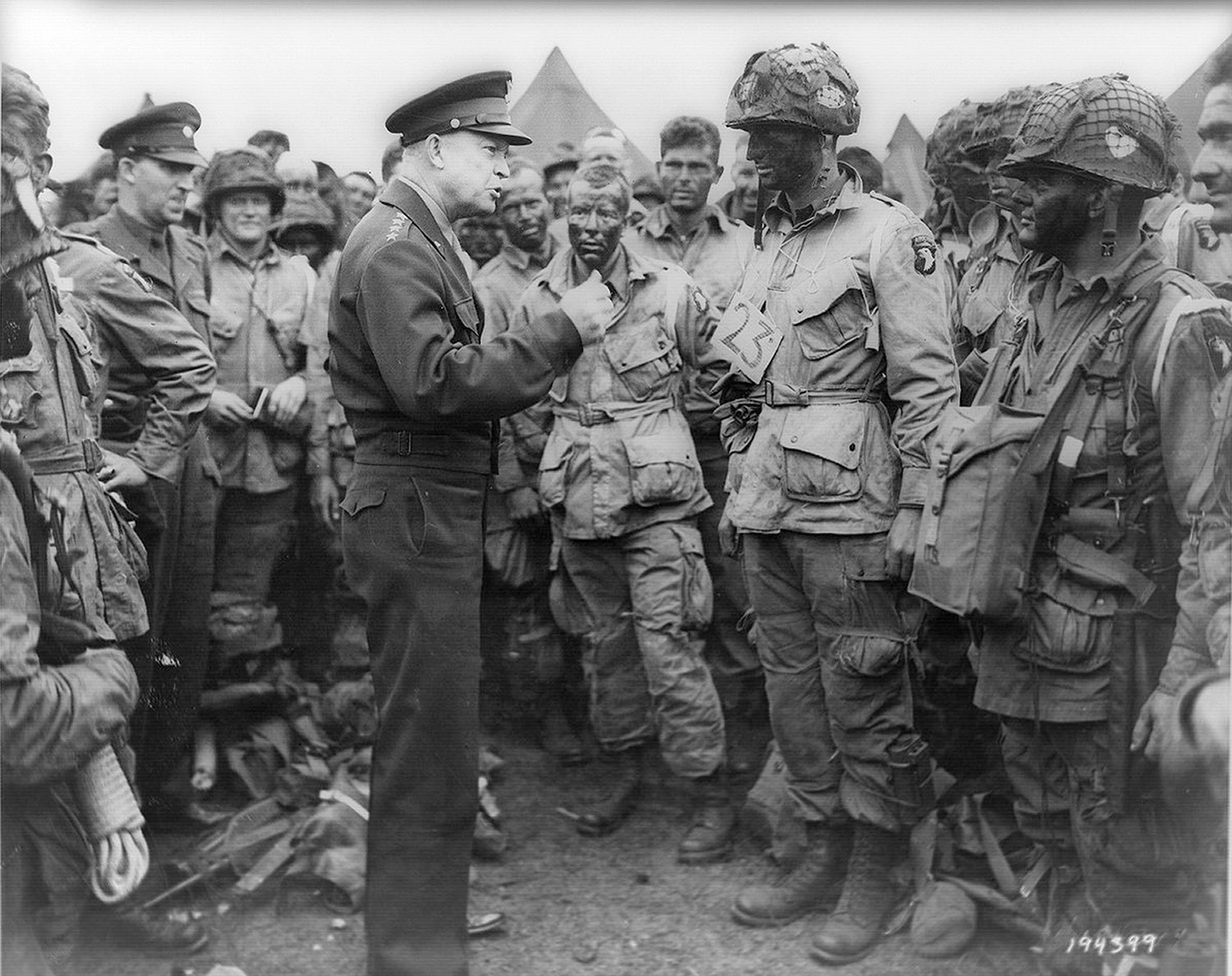  Comandante Supremo das For&ccedil;as Aliadas, Dwight D. Eisenhower, fala com os paraquedistas americanos do Regimento de Infantaria Easy Company da 101&ordf; Divis&atilde;o Aerotransportada em Londres /Reuters 