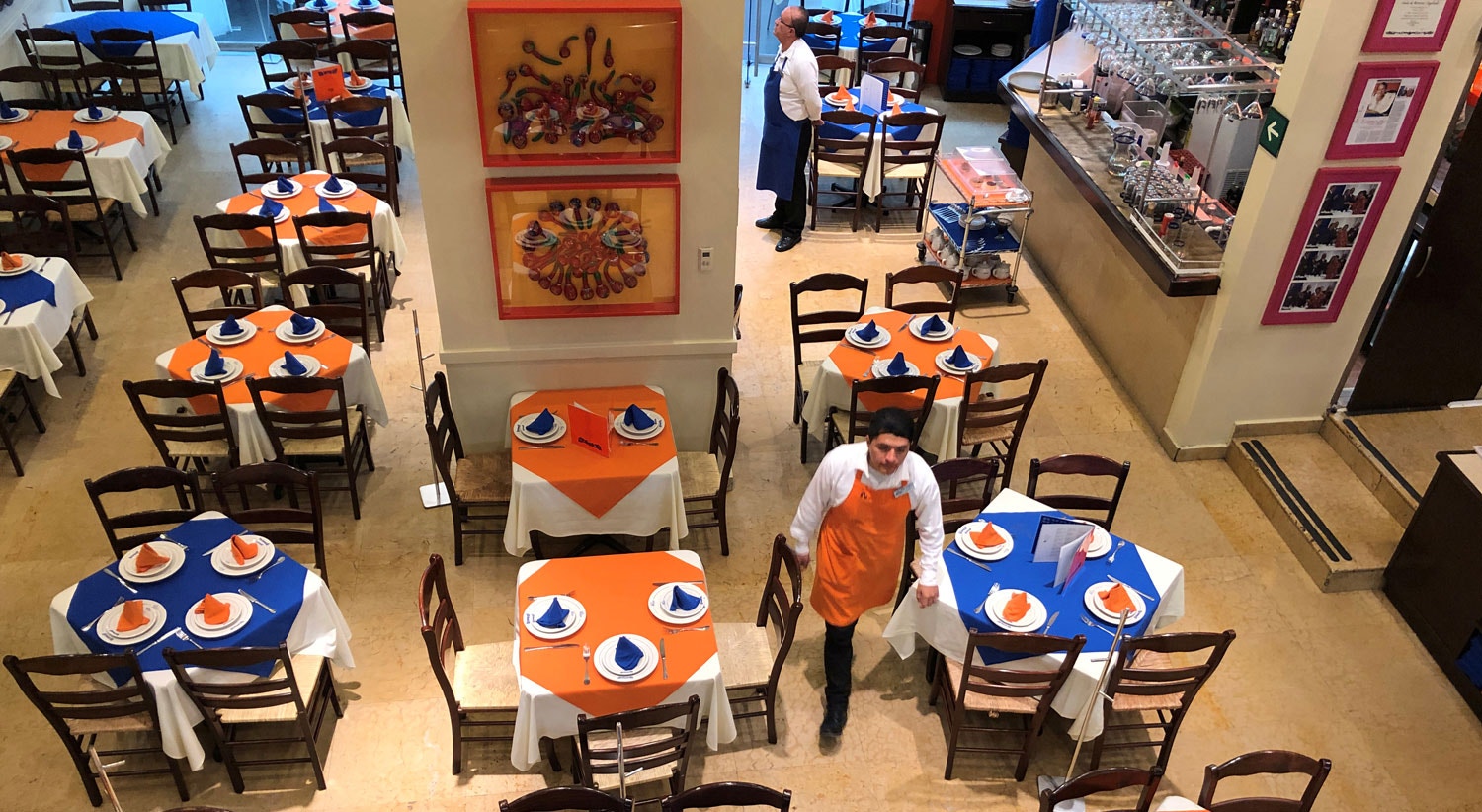  Mesas vazias dentro de um restaurante na Cidade do M&eacute;xico / Gustavo Graf - Reuters 