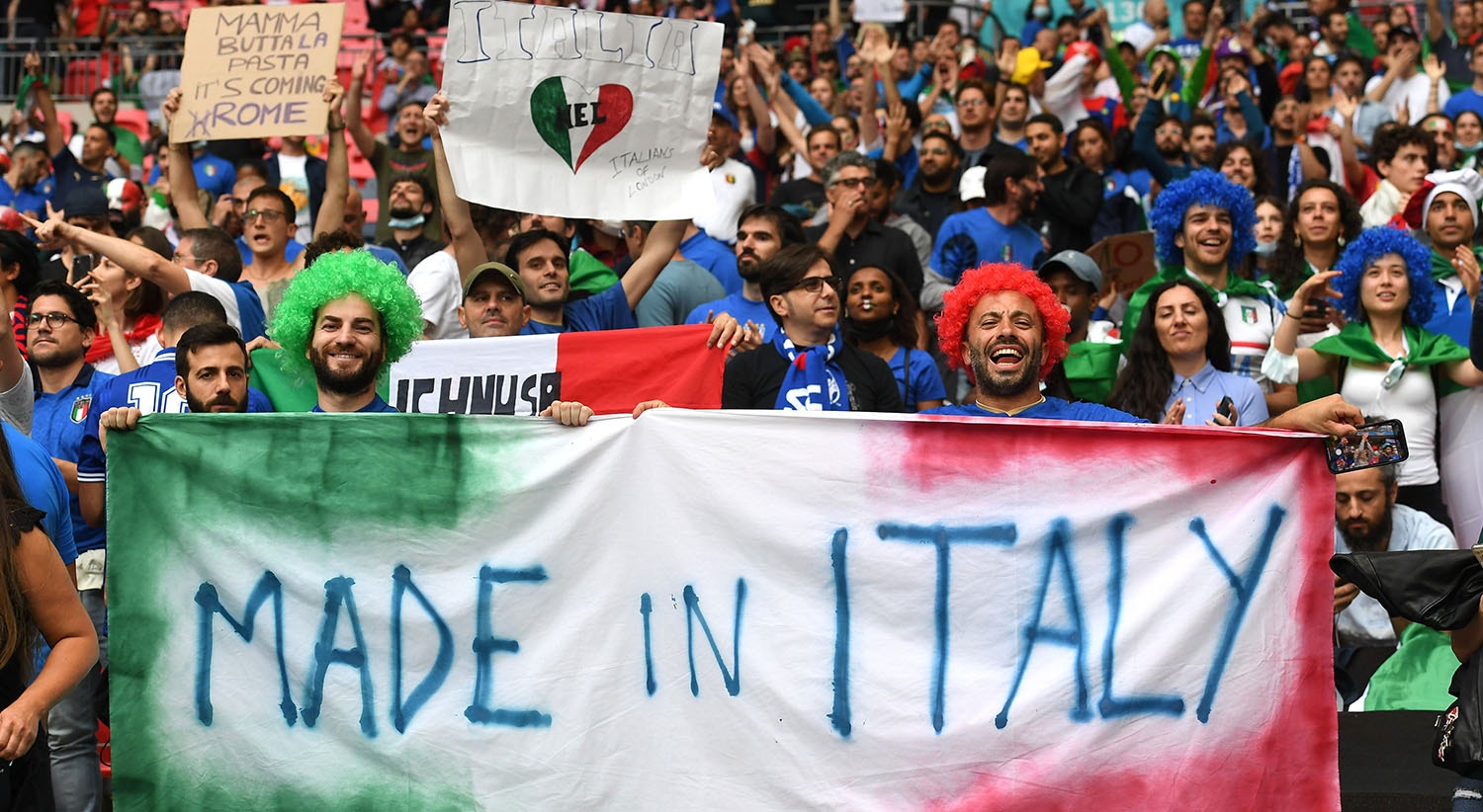  Adeptos italianos no Est&aacute;dio de Wembley. | Foto:  Andy Rain - Reuters 