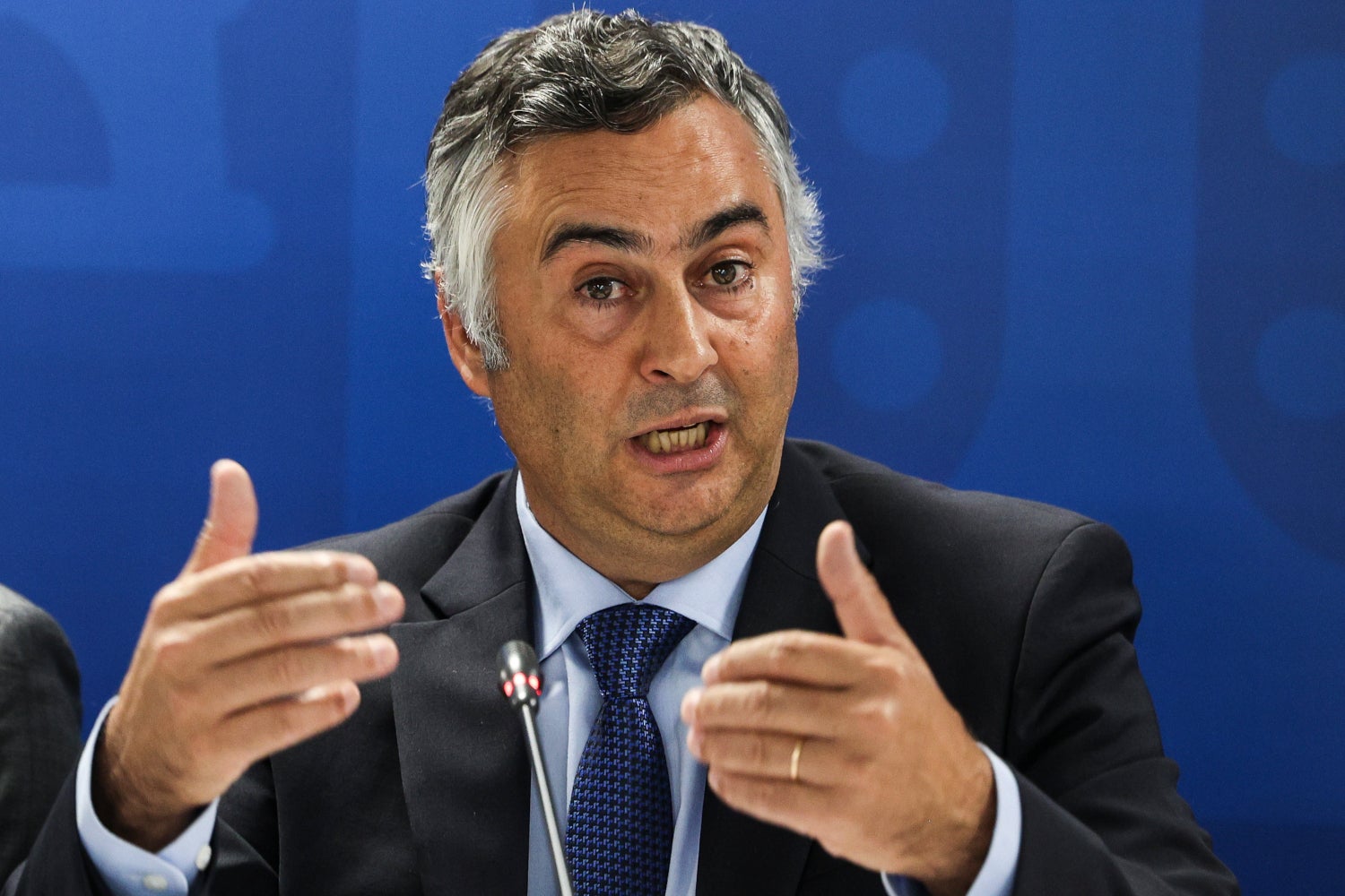 "Tiques de ditador". Ministro da Educa��o debaixo de fogo de estudantes, sindicatos e movimentos