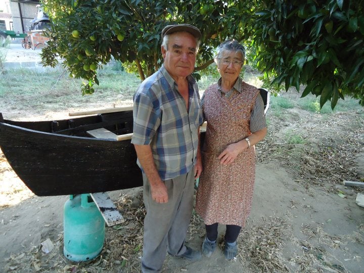 V&iacute;tor e Eul&aacute;lia Tomaz junto a barco Avieiro, Caneiras (Foto: Facebook Avieiros do Tejo)