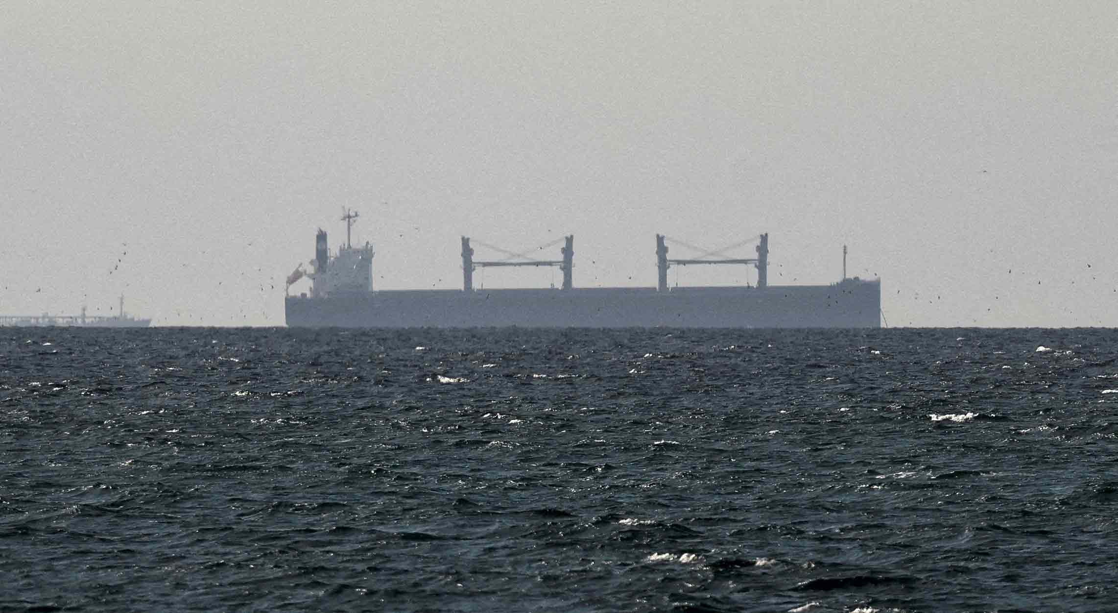 Irão autoriza passagem de navios com bens essenciais para os seus portos através do Estreito de Ormuz