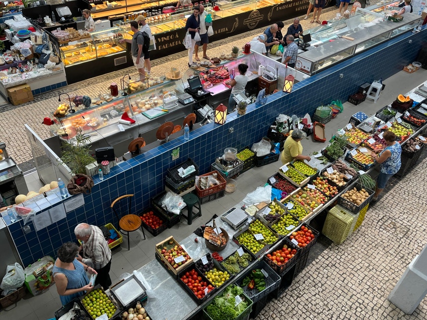 Imagem de Direita chumba descida do IVA de bens essenciais à boleia de corte no desconto do ISP