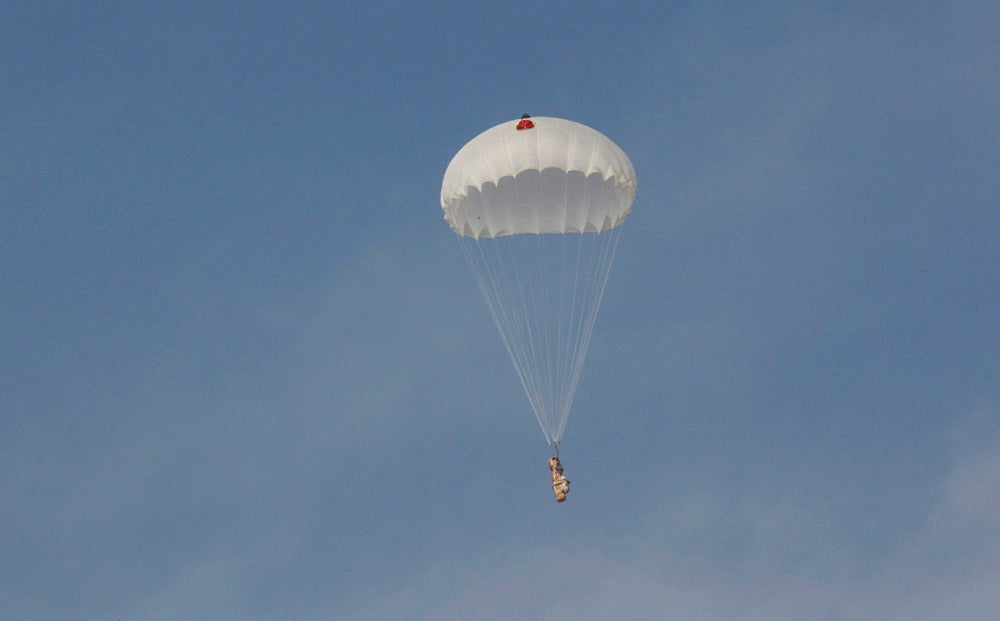 Um paraquedas lan&ccedil;ado de um avi&atilde;o dos EUA com muni&ccedil;&otilde;es e armas para os rebeldes s&iacute;rios Foto: Reuters