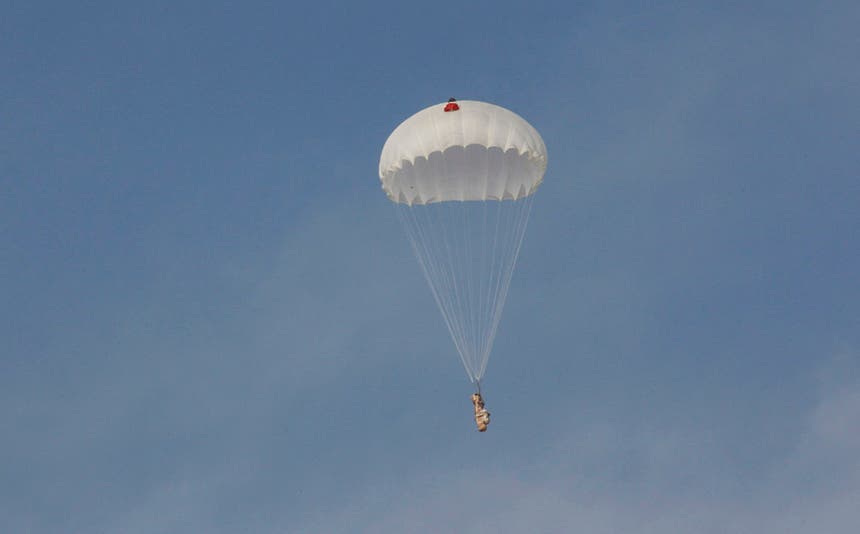 Um paraquedas lançado de um avião dos EUA com munições e armas para os rebeldes sírios Foto: Reuters Um paraquedas lançado de um avião dos EUA com munições e armas para os rebeldes sírios Foto: Reuters