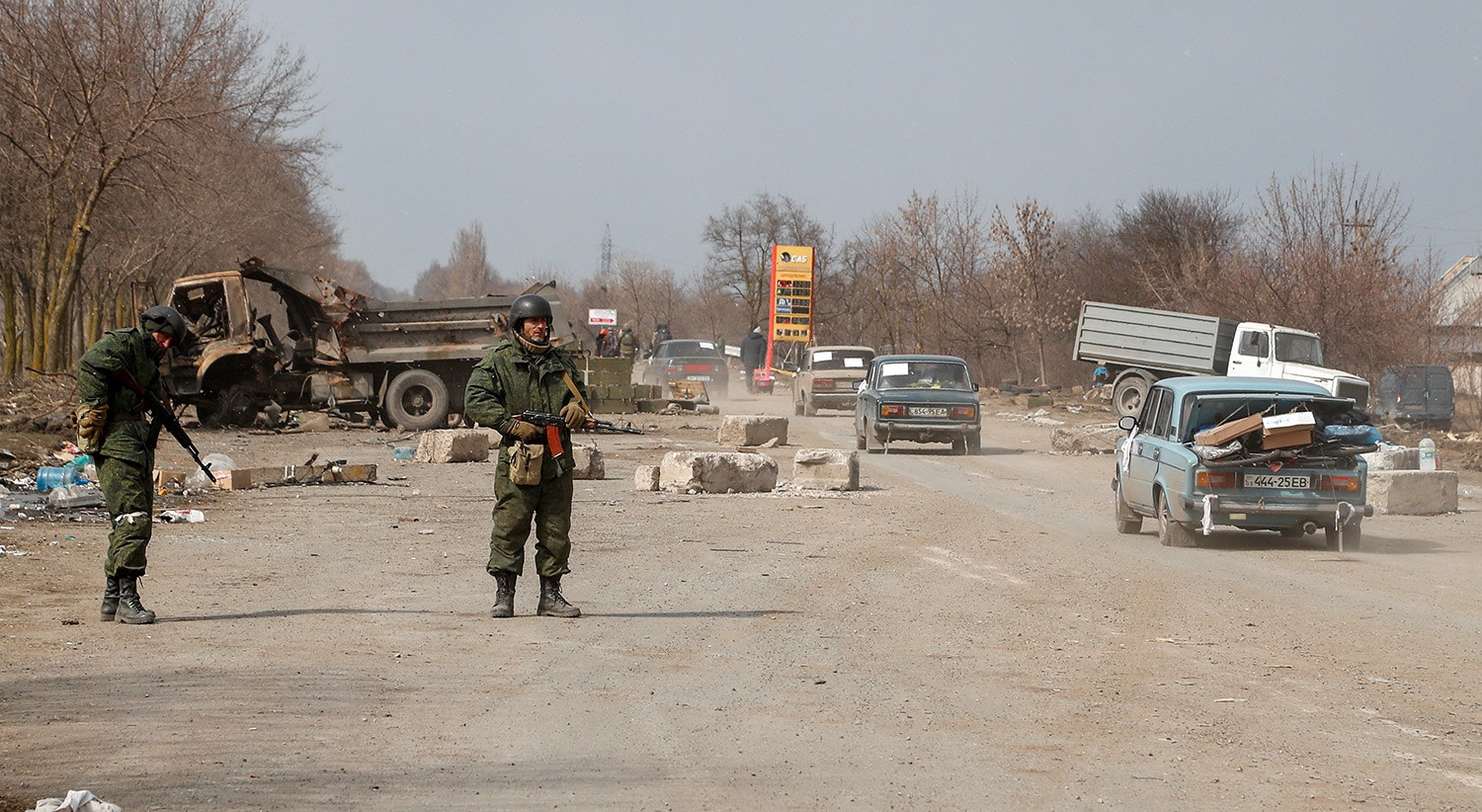  As mil&iacute;cias pr&oacute;-russas controlam os checkpoints da cidade | Foto: Alexander Ermochenko - Reuters 