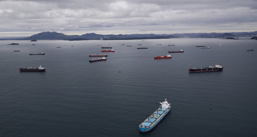 Dezenas de navios esperam no Pacífico para navegar no Canal do Panamá, a 22 de agosto de 2023 
