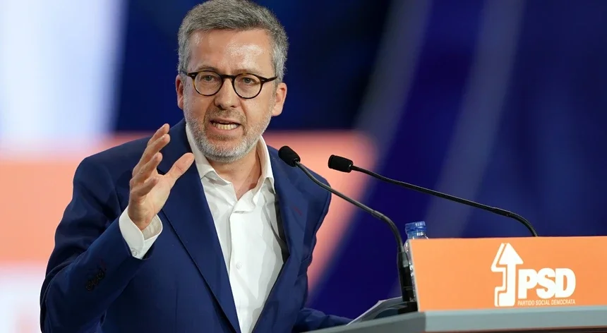 Carlos Moedas passa a ter maioria absoluta com vereadora que se desfiliou do Chega