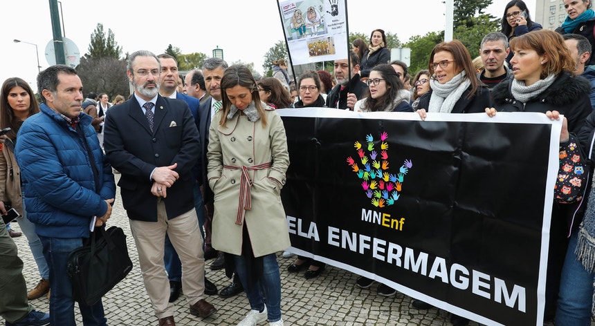 A bastonária da Ordem dos Enfermeiros, Ana Rita Cavaco, ao lado do dirigente do Sindepor Ulisses Rolim durante a greve junto ao Hospital de Santa Maria, em Lisboa, na passada sexta-feira
