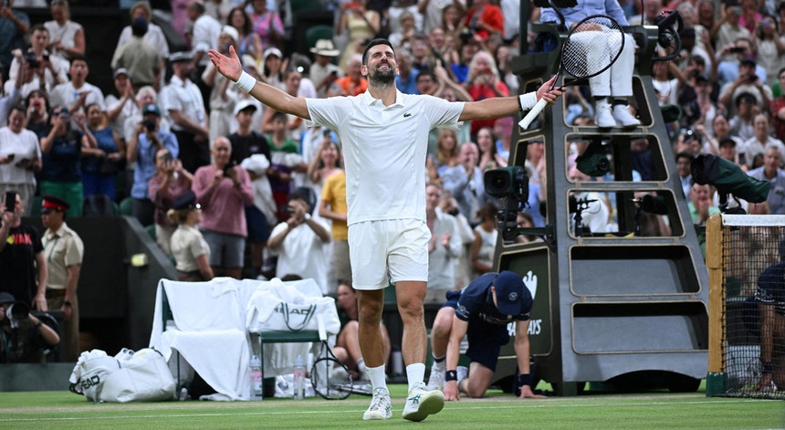 Imagem de Djokovic marca encontro com Sinner nas meias-finais de Wimbledon