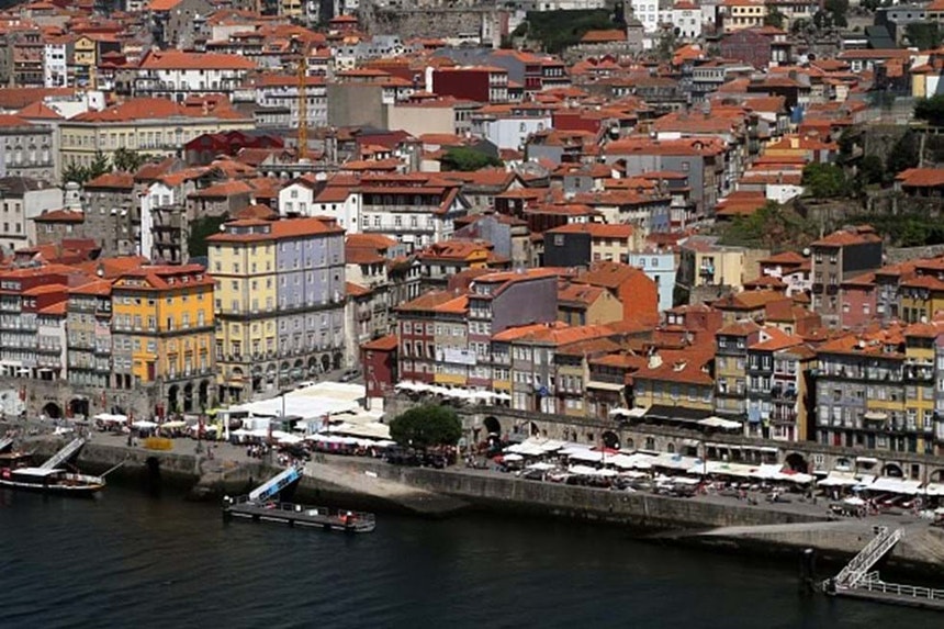 A AM do Porto rejeitou a criação de um memorial dos 50 anos do 25 de Abril
