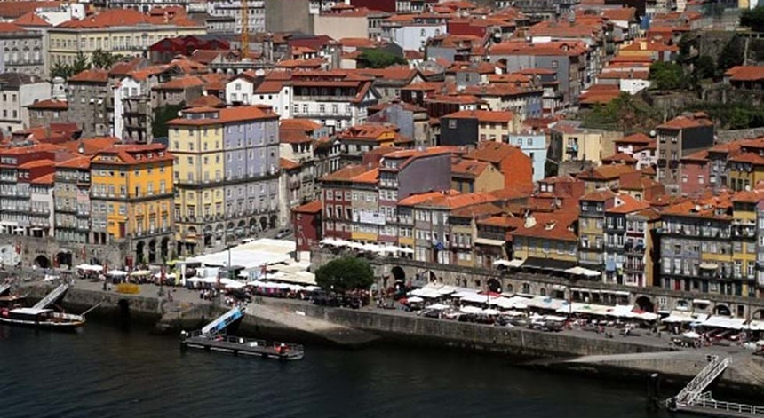 AM do Porto rejeita criação de memorial dos 50 anos do 25 de Abril
