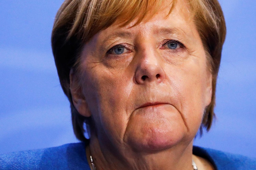 A angústia da chanceler Angela Merkel, ao anunciar novas medidas para tentar deter o ritmo exponencial de contágios do novo coronavírus na Alemanha, dia 28 de outubro de 2020  
