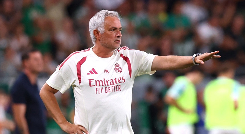 Imagem de Mourinho oficializa contrato e diz ser "mais emocional" o regresso a Madrid