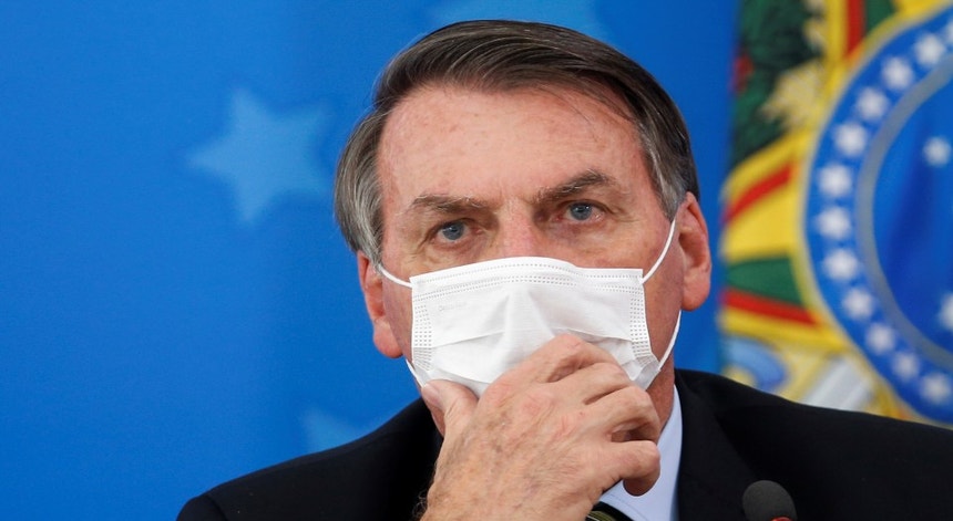 Jair Bolsonaro tem criticado as ações restritivas do ministro da saúde mas apareceu de máscara em público
