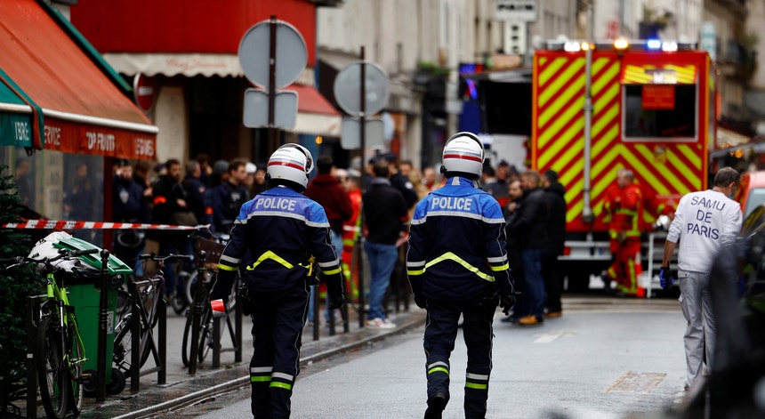 A polícia de Paris disse estar a lidar com um incidente na Rue d'Enghien e pediu ao público que fique longe da área.
