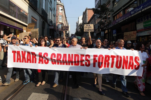  Uma faixa encabe&ccedil;a a marcha no Porto: "Taxar as grandes fortunas" (Jos&eacute; Coelho, Lusa) 
