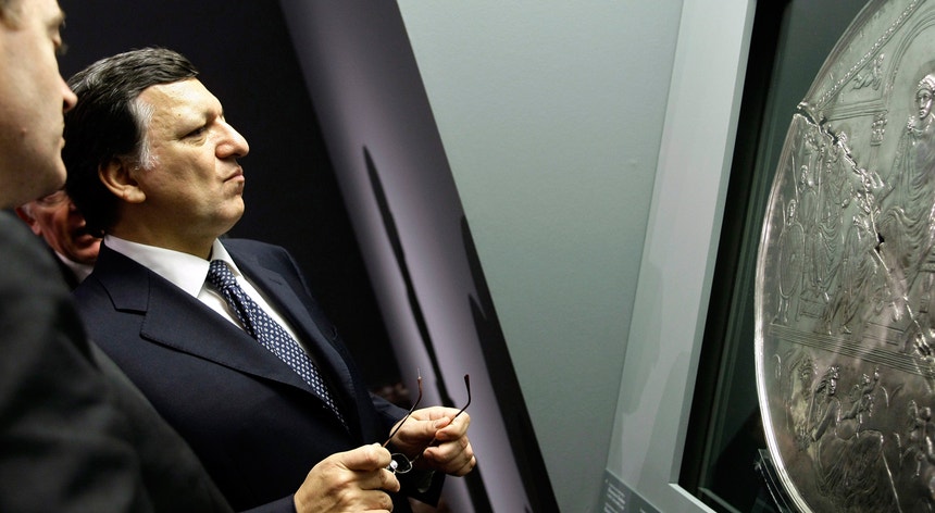 Durão Barroso, então presidente da Comissão Europeia, fotografado em novembro de 2008 durante uma visita à exposição "Entre Deuses e Homens", no Museu do Prado, em Madrid
