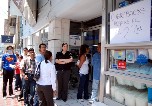  &Agrave; porta da farm&aacute;cia s&atilde;o v&aacute;rias as pessoas que fazem fila para adquirir a m&aacute;scara. Entretanto, o Governo mexicano ordenou a suspens&atilde;o de aulas em todas as escolas do pa&iacute;s at&eacute; ao pr&oacute;ximo dia 6 de Maio. (Juan Cedillo/EPA)  