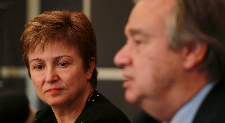 Kristalina Georgieva e António Guterres participaram em 2012 numa conferência de imprensa conjunta. Georgieva representava então a Comissão Europeia, António Guterres liderava o Alto-Comissariado das Nações Unidas para os Refugiados
