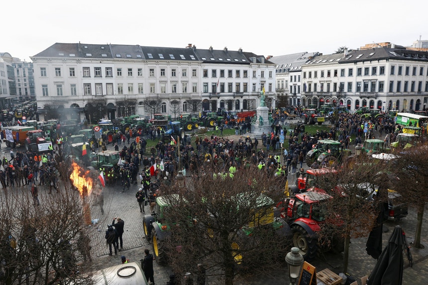 Milhares de agricultores protestam em Bruxelas contra acordo com o Mercosul