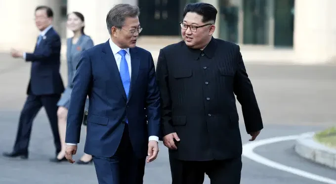 Presidente sul-coreano, Moon Jae-in e líder norte-coreano, Kim Jong-un, na zona desmilitarizada em Panmunjom

