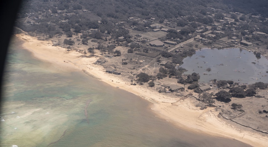 Imagens de avião captadas pela força de defesa da Nova Zelândia mostram a paisagem coberta de cinza nas principais ilhas de Tonga, que continuam isoladas. 
