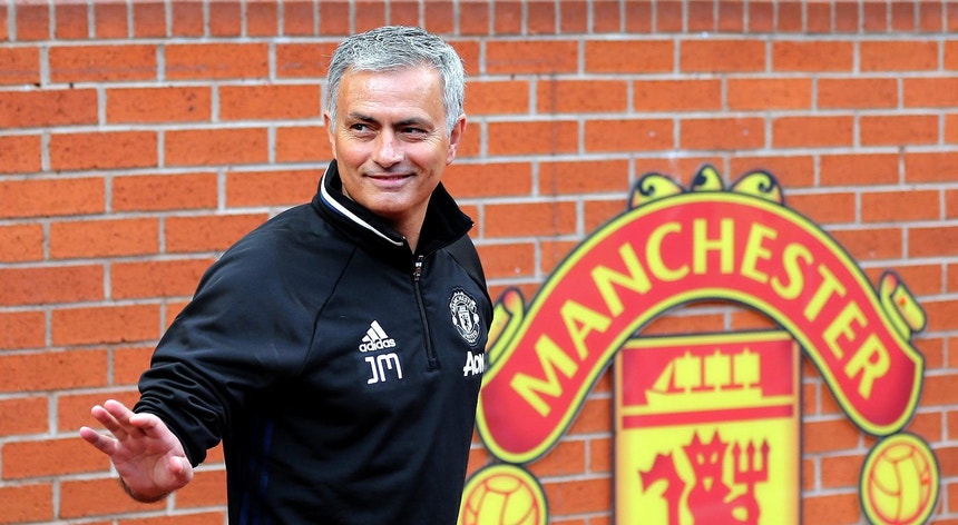 José Mourinho manifesta alguma prudência quando aborda a presença do Manchester United na Liga Europa
