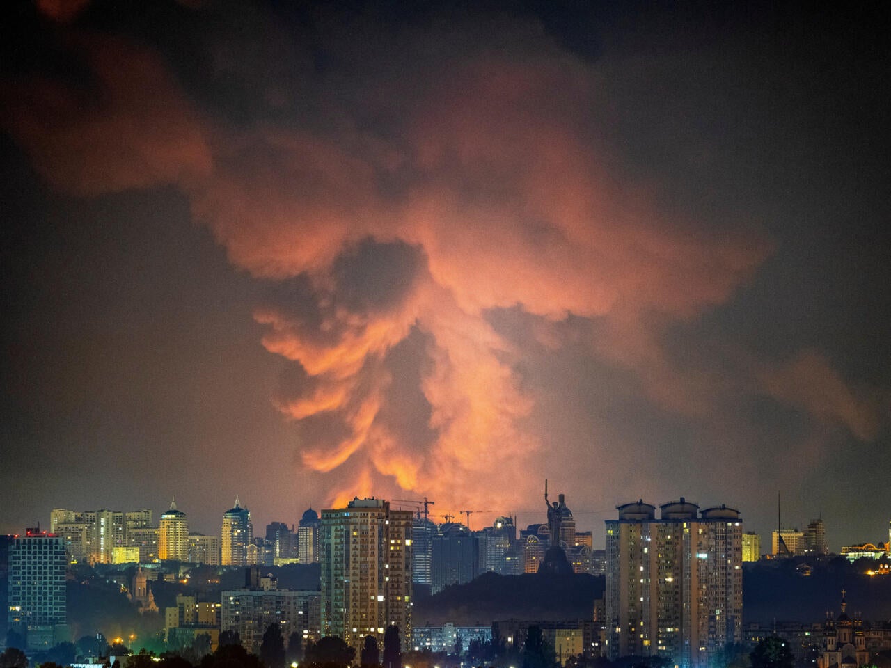 Pelo menos dois mortos e quatro feridos em ataque russo contra Kiev