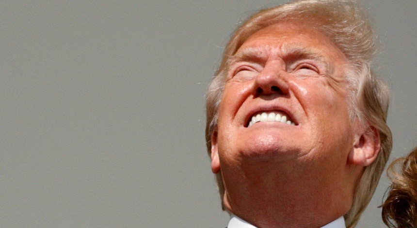 O momento em que Donald Trump olhou para o Sol
