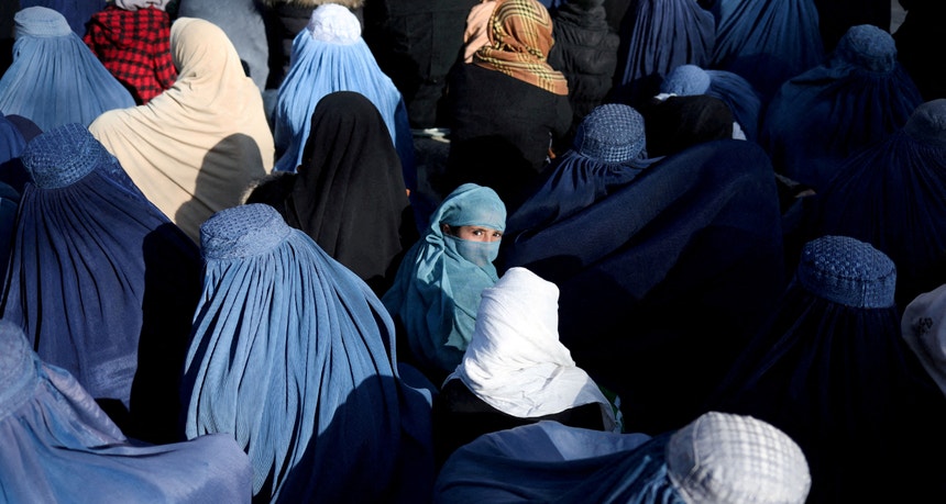 La France accueille des femmes afghanes en exil « menacées par les talibans »
