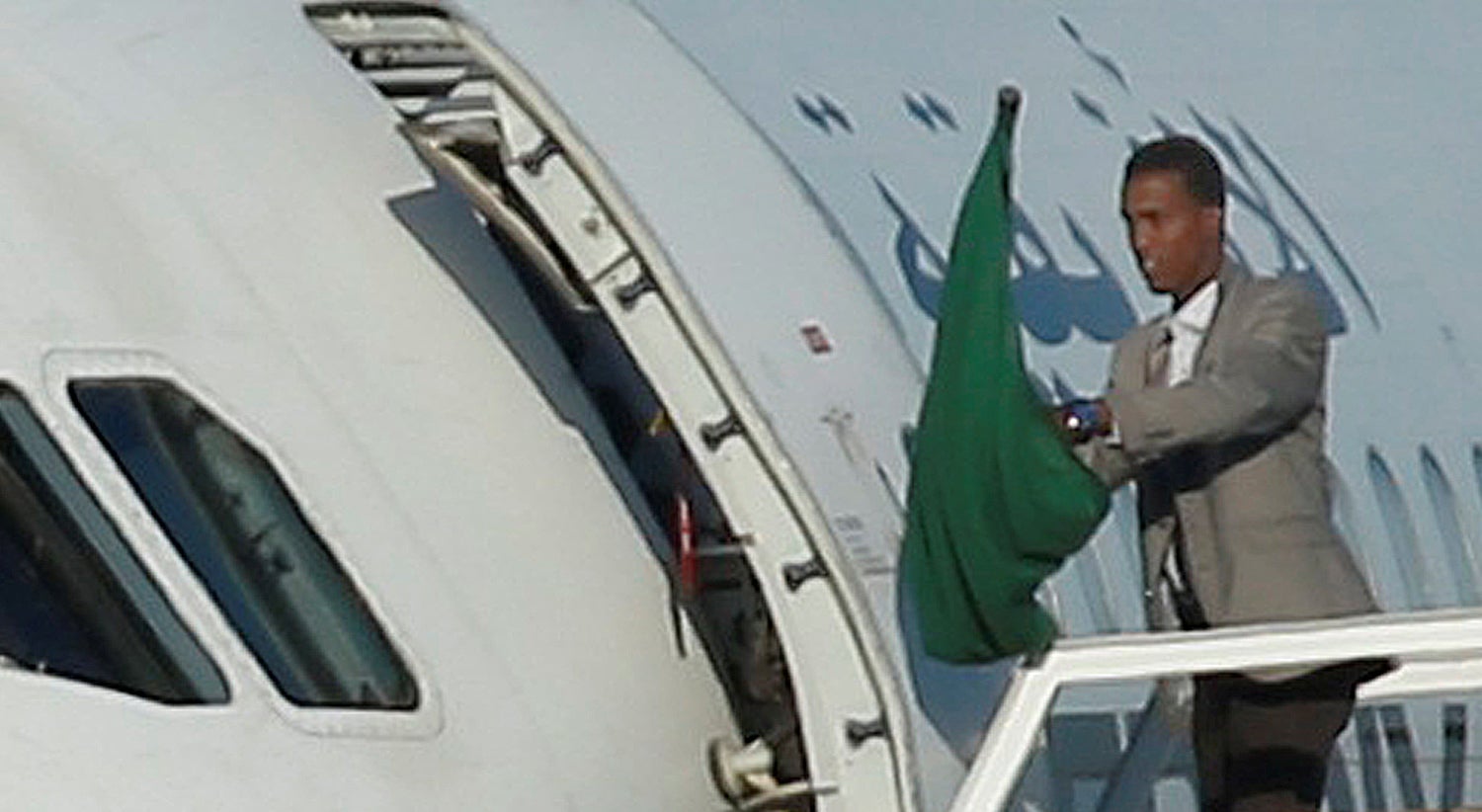 Um dos piratas do ar momentos antes da rendi&ccedil;&atilde;o. Foto: Darrin Zammit Lupi - Reuters