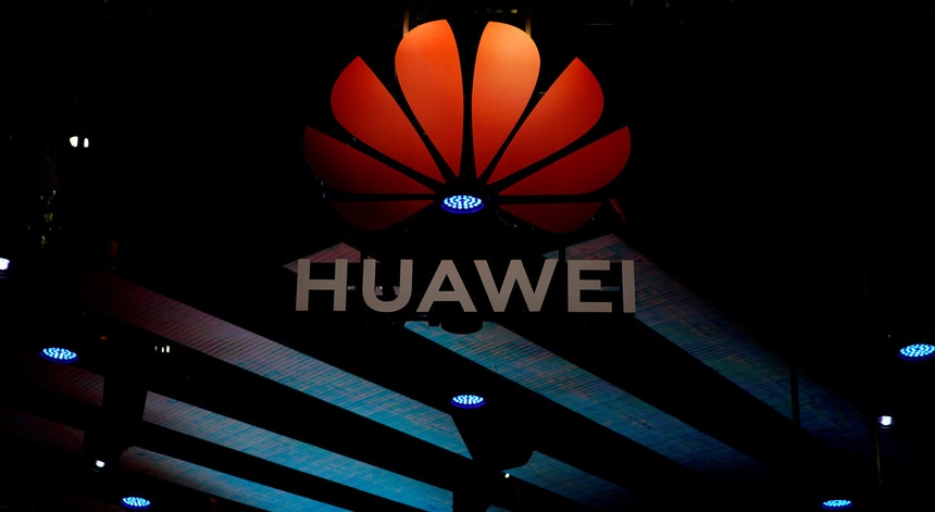 As novas críticas à Huawei surgem na véspera de uma ronda de negociações para resolver a guerra comercial entre EUA e China. 
