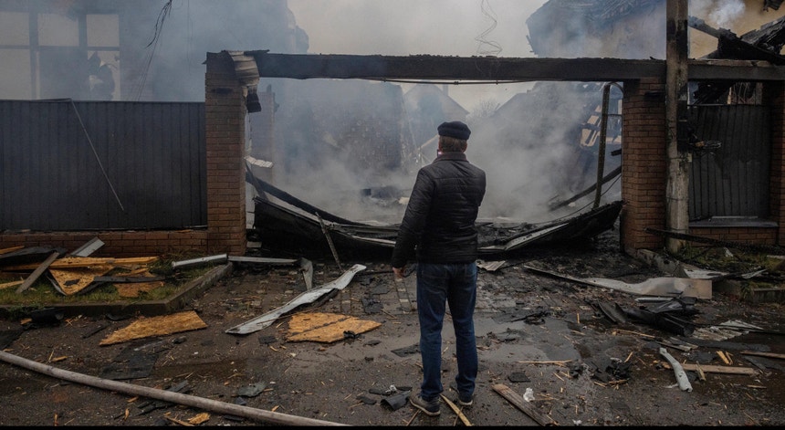 Um morto e 11 feridos em Kiev em novo ataque russo com drones