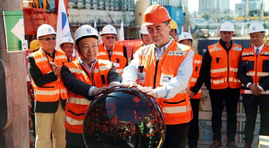 Em 2017, o então ministro israelita dos Transportes (à direita) inaugurava o início da construção de uma linha de ferro em Tel Aviv por parte da empresa China Railway Engineering Corporation.
