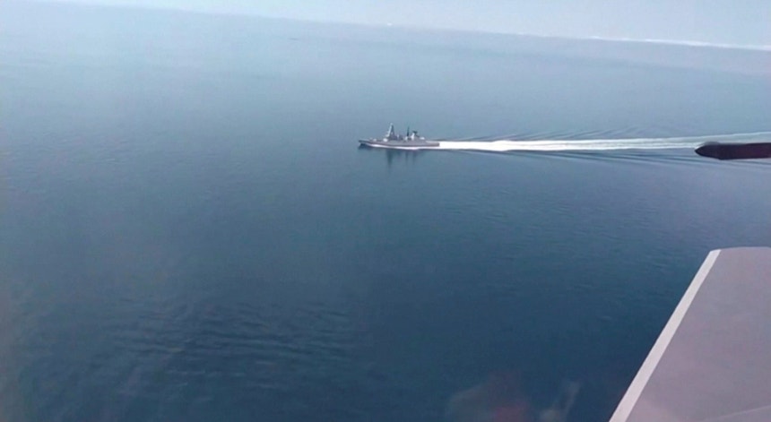 Imagem retirada de um vídeo russo mostra o vaso de guerra britânico em águas do Mar Negro reivindicadas por Moscovo
