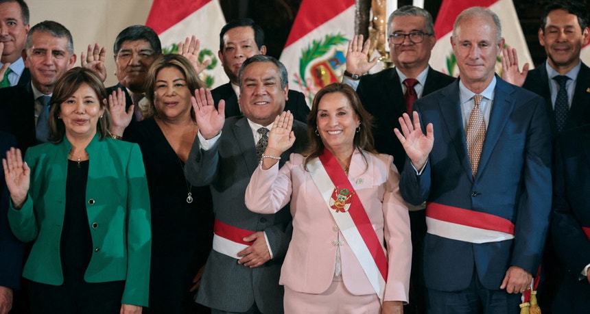 Após onda de demissões de ministros, a presidente do Peru, Dina Boluarte, remodela o governo. Lima, Peru, 1 de abril
