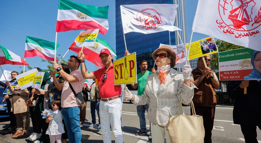 Iranianos protestam na Bélgica contra onda de execuções no Irão
