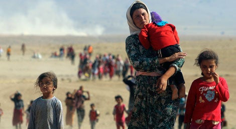 Fam&iacute;lias iraquianas yazidis a caminho da fronteira com a S&iacute;ria em fuga da amea&ccedil;a do Estado Isl&acirc;mico (Foto: Reuters)