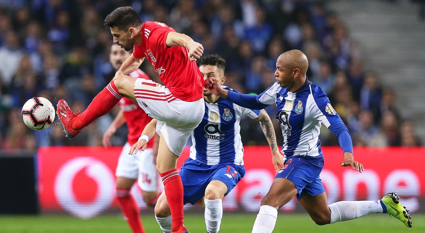 Benfica e FC porto não desarmam na luta pela conquista do 1.º lugar do campeonato
