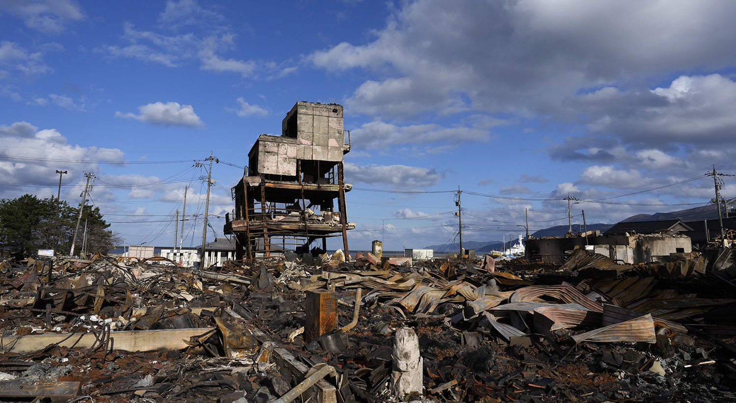  Uma vista dos restos queimados de um mercado em Wajima, na Prefeitura de Ishikawa, 4 de janeiro | Foto: Franck Robichon &ndash; EPA 