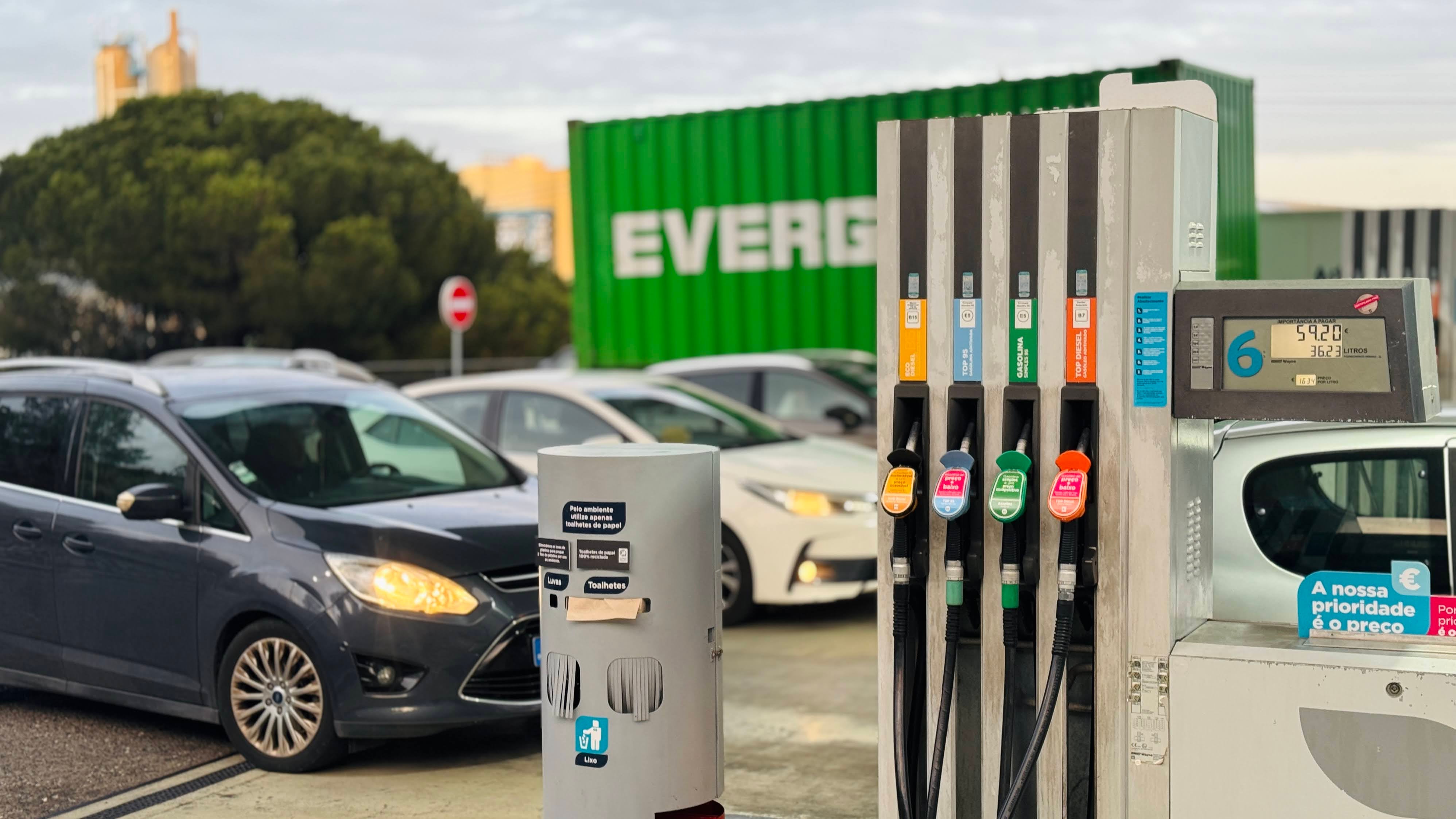 Preços do petróleo acima dos 110 dólares por barril. Combustíveis voltam a aumentar