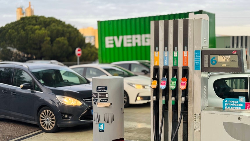 Preços do petróleo acima dos 110 dólares por barril. Combustíveis voltam a aumentar