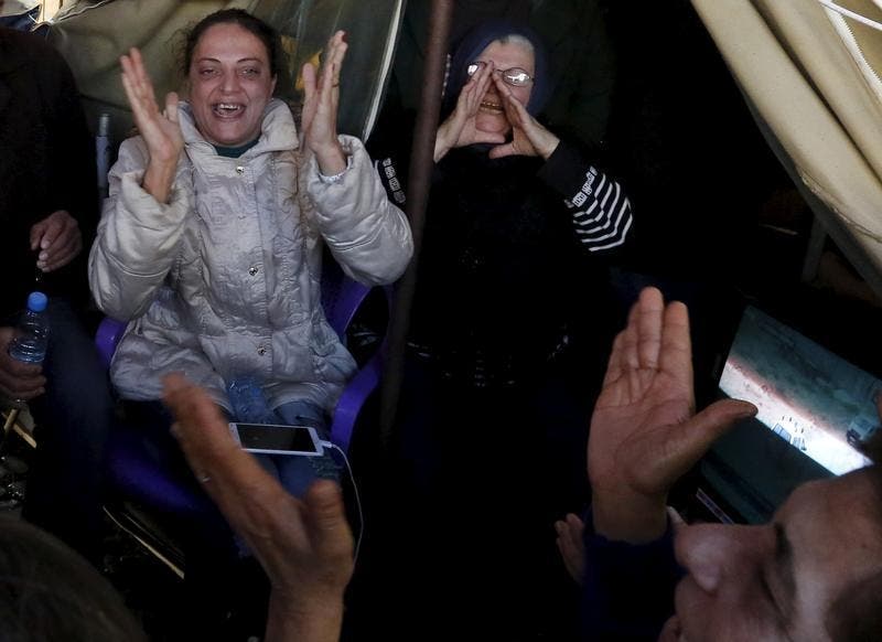 A alegria das famílias dos soldados capturados ao saber da sua libertação. Muitas acampavam há mais de um ano nos arredores de Beirute exigindo ao Governo o seu resgate. Nove soldados continuam nas mãos do grupo Estado Islâmico e ignora-se o seu paradeiro. Foto: Reuters A alegria das famílias dos soldados capturados ao saber da sua libertação. Muitas acampavam há mais de um ano nos arredores de Beirute exigindo ao Governo o seu resgate. Nove soldados continuam nas mãos do grupo Estado Islâmico e ignora-se o seu paradeiro. Foto: Reuters