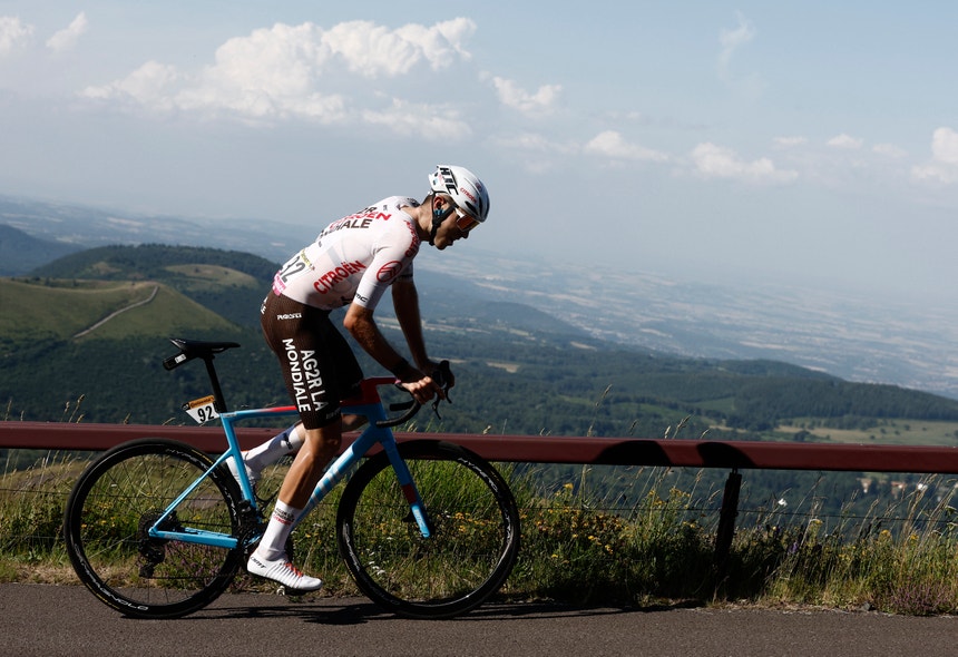 Imagem de Tour. Clément Berthet é o primeiro desistente após queda aparatosa no `crono`