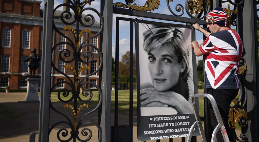 Fans de Diana colocam posteres nas grades de Kensington Palace, Londres
