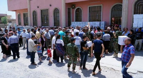 Crist&atilde;os iraquianos de Mossul deslocados esperam aux&iacute;lio humanit&aacute;rio em Arbil, Curdist&atilde;o, ap&oacute;s a persegui&ccedil;&atilde;o do EIIL (Foto: Reuters)